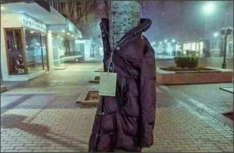 Λάρισα: Όταν το παιχνίδι και η ανθρωπιά γίνονται ένα δεν μπορεί παρά να έχει το τέλειο αποτέλεσμα – Ντύνουν τα δέντρα με μπουφάν